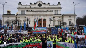 Протестната акция е организирана от Синдикалната федерация на служителите в МВР (СФСМВР) и подкрепена от Синдиката на служителите в затворите