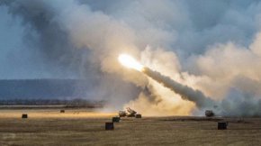 

HIMARS е ракетна система за многократно изстрелване, разработена за американската армия през 70-те години на миналия век. Той носи предварително заредена капсула с шест 227-милиметрови управляеми ракети или една капсула с тактическа ракета.