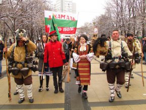 Княгинята, облечена в народна носия издържа стоически на студа, предвождайки кукерската група от Джамалъ – село Равно поле, община Елин Пелин.