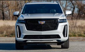 Cadillac Escalade винаги се е отличавал с подчертано американския вкус на лукса, при който повече е винаги повече. В горещия Cadillac Escalade-V 2023 този излишък най-накрая преминава в абсурда.