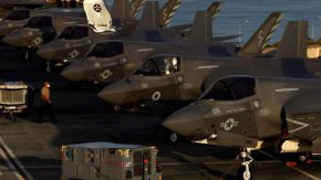 Редица самолети Lockheed Martin F-35B Lightning II се виждат на борда на британския самолетоносач HMS Queen Elizabeth във военноморската база Чанги в Сингапур на 11 октомври 2021 г.