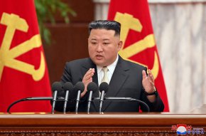 Ким Чен Ун присъства на среща в Пхенян, Северна Корея, на 1 март. KCNA/Reuters