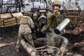 От другата страна на линията е Серхий Пашински, бивш депутат, който пуши цигара от цигара и е бил отговорен за военните разходи в продължение на години. Голяма част от това време той прекарва като следствен по подозрения в корупция и облагодетелстване, което отрича. Сега той живее във фактическо политическо изгнание в имението си в провинцията, отстранен от президента Владимир Зеленский и обещанието му да изкорени корупцията.