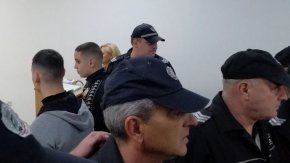 Районният съд в Пловдив върна делото срещу близнаците Борислав и Валентин Динкови от село Цалапица, помогнали на обвинения в убийството на Димитър Малинов Рангел Бирюзев да успее да избяга в чужбина и укрили тялото на жертвата