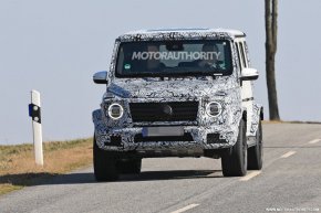 Оригиналният Mercedes-Benz G-класа се задържа на пазара в продължение на четири десетилетия и през годините получи многобройни актуализации, за да запази свежестта си, преди да бъде изцяло преработен за моделната 2019 г.