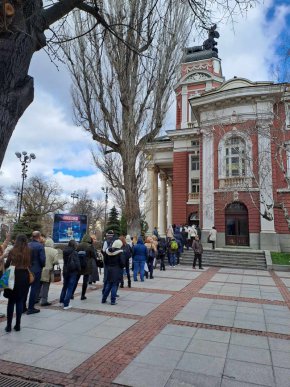 Опашки за билети на касите на Народния театър