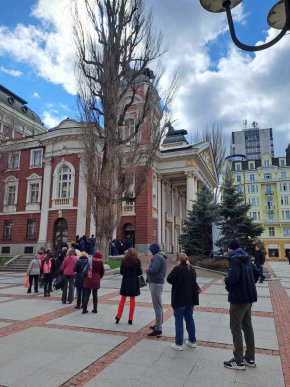 Опашки за билети на касите на Народния театър