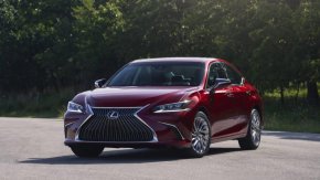 Lexus ES за 2024 г. ще бъде без промени, с изключение на нов технологичен пакет и дизайн на наличните джанти.