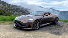 Aston Martin DB12 Volante от 2024 г. изглежда като освежаваща аномалия и отклонение от все по-бездушната норма на мощните автомобили през 2020-те години. 