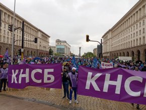 На среща с протестиращите енергетици президентът Румен Радев призова парламента да отхвърли либерализацията на пазара на електроенергия, дори да се наложи ползват мотивите от ветото на държавния глава, което той наложи миналата година