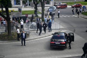 Премиерът на Словакия Робърт Фицо отново беше опериран и все още е в сериозно състояние, предаде Франс прес.