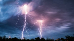 
Припомняме ви, че при вчерашната буря в София мълния падна в непосредствена близост до млад мъж в района на бензиностанцията в кв. "Младост" 1. 