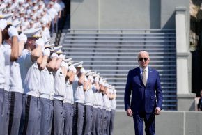 „В Украйна не воюват американски войници. Решен съм да запазя това. Но ние сме силни с Украйна и ще бъдем с нея", каза президентът, като същевременно се нахвърли върху руския си колега Владимир Путин.