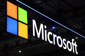 
"По-специално, Комисията е загрижена, че Microsoft може да е предоставила на Teams предимство при разпространението, като не е дала на клиентите избор дали да получат или не достъп до Teams, когато се абонират за техните SaaS (софтуер като услуга) приложения, като това поведение може да е попречило на конкурентите на Teams да се конкурират и на свой ред да правят иновации в ущърб на клиентите в Европейското икономическо пространство", се посочва в изявлението на европейския антимонополен регулатор.
