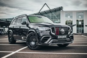 Mercedes Benz GLS63 AMG Brabus 800 е впечатляващ автомобил, който се предлага в привличащ вниманието черен цвят Obsidian Black с елегантна бежова тапицерия.