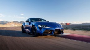 Toyota обяви гамата на GR Supra за 2025 г., която включва стратегическо оптимизиране (или, ако предпочитате, безмилостно премахване) на 2,0-литровия четирицилиндров двигател.