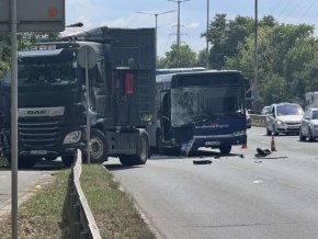 Тир блъсна пълен с пътници автобус от градския транспорт на Бургас.