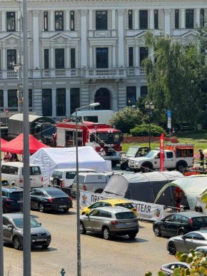   България гори, но Терзиев ни кани на Празник на спасителя на жълтите павета