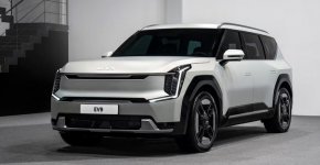 Триредовите електрически SUV на марки като Mercedes (EQS SUV) и Tesla (Model X) използват капковидни, почти минивански форми, за да увеличат максимално аеродинамичната ефективност и привидно да сигнализират за своя статус на захранвани с батерии автомобили.