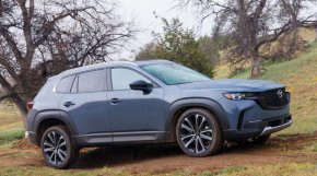 Компактният SUV Mazda CX-50 за 2025 добавя опция за хибридно задвижване