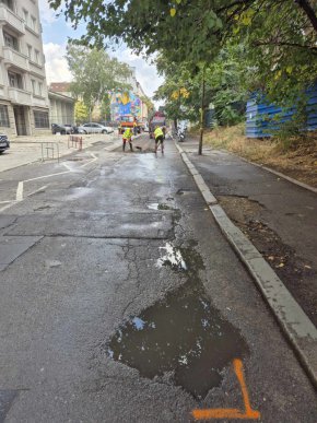 В ден, в който прогнозите сочеха дъжд след дъжд, кметът Терзиев е пратил да асфалтират ул.Позитано.