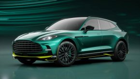 Цветът на екстериора е нюанс, наречен Podium Green, и е комбиниран с друг зелен, Aston Martin Racing Green, за спирачните апарати. 