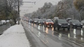 Километрични задръствания заради снега в столицата 