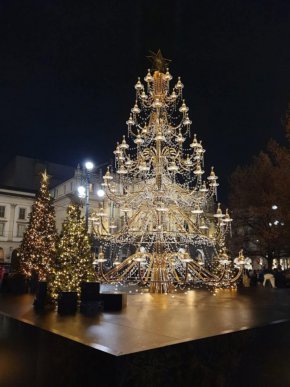  Коледната украса пред Скалата в Милано: Фото на деня