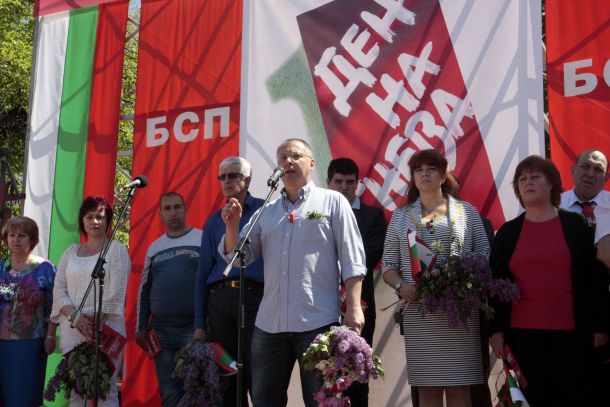 Сергей с дъщеря си на първомайски митинг