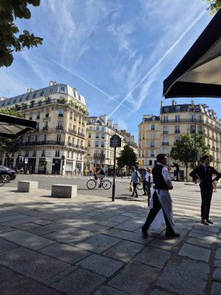 ДА! Le Deux Magots, където духът на Одри още витае – там е любимата й закуска, не в Тифани  